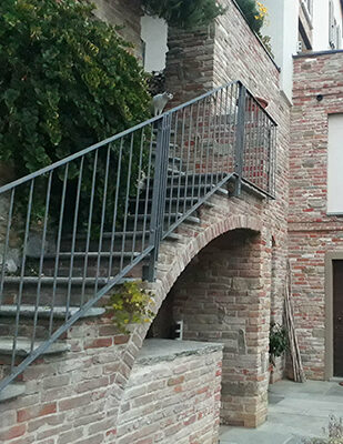 Posa in opera mattoni a vista e pietra di langa