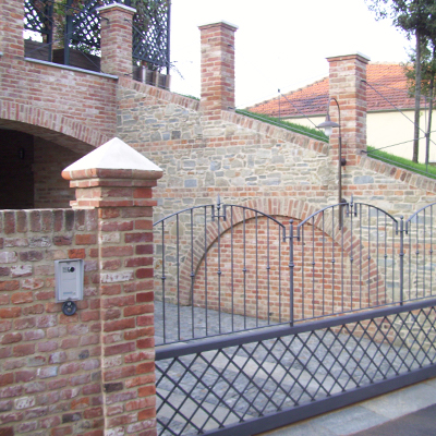 Muri in pietra di Langa e mattoni antichi