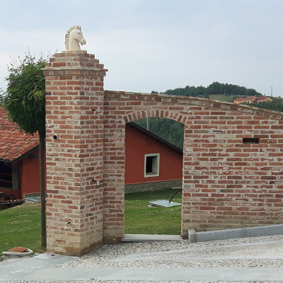 Ingresso e pilastri in mattoni a vista